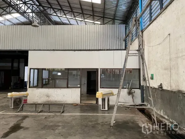 货栈 出租在Prawet, Bangkok - 仓库内部带玻璃隔间办公室，钢桁架屋顶与抛光混凝土地面。