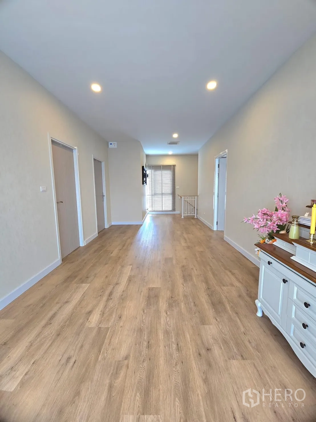 Detached House for rent in Lat Krabang, Bangkok - Long upper hallway with recessed lights and a console table.