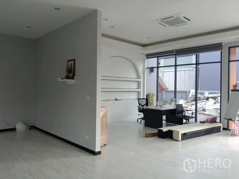 โรงงาน ให้เช่าหรือขายในLam Luk Ka, Pathum Thani - โถงต้อนรับหรือโชว์รูมชั้นล่าง ผนังกระจกเต็มบาน