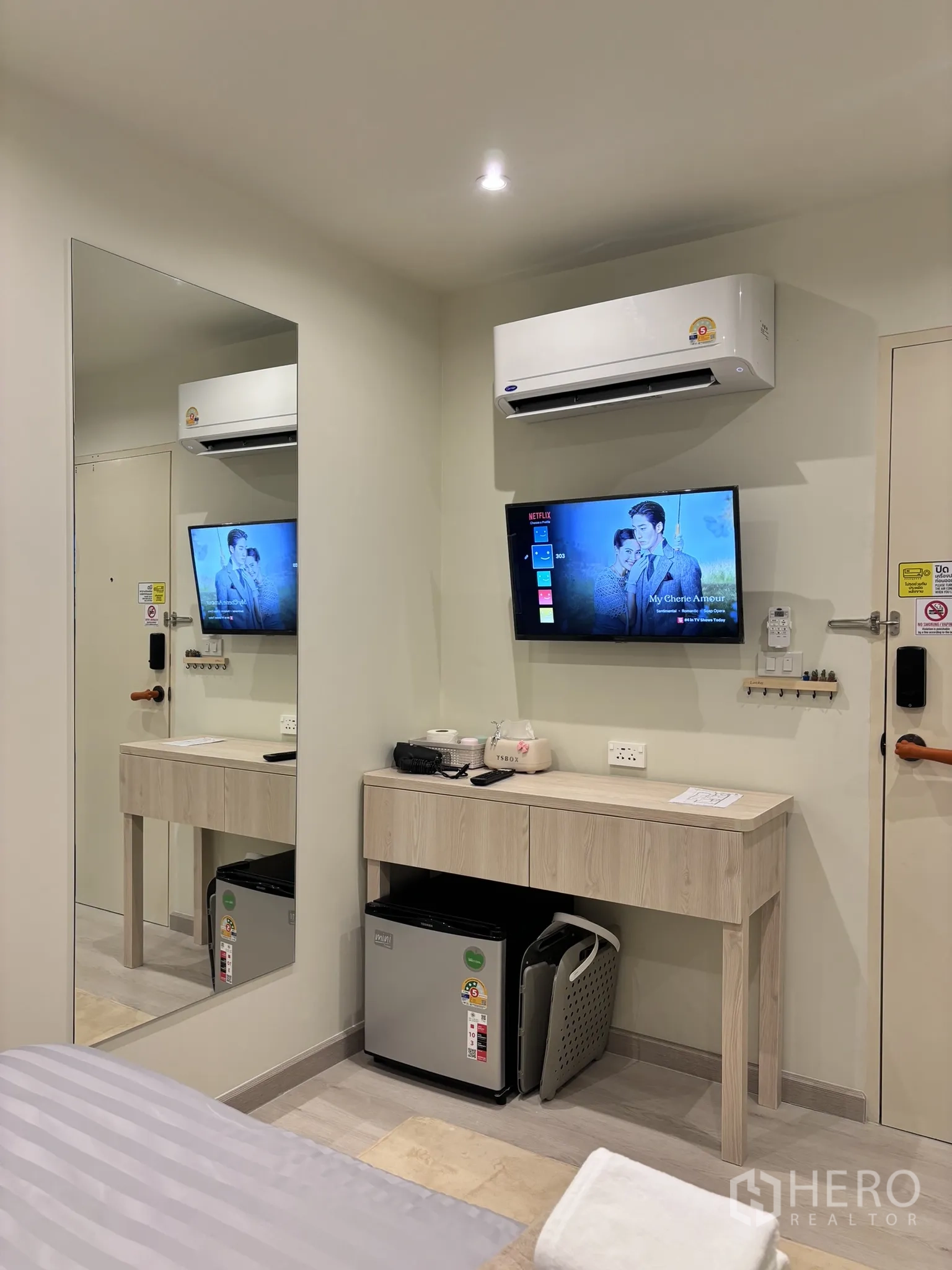 อาคารพาณิชย์ ให้เช่าในWatthana, Bangkok - มุมทำงานมีทีวี โต๊ะ และตู้เย็นใต้เครื่องปรับอากาศ