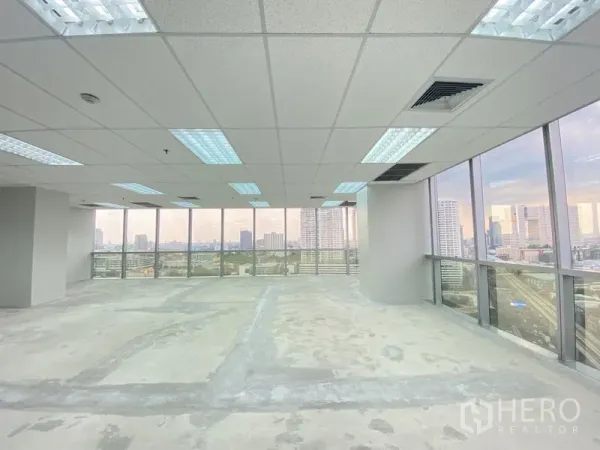 办公空间 出租在Chatuchak, Bangkok - 环幕窗的开放工作区，可欣赏周边天际线全景。