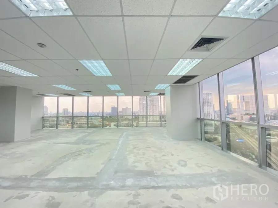 办公空间 出租在Chatuchak, Bangkok - 环幕窗的开放工作区，可欣赏周边天际线全景。