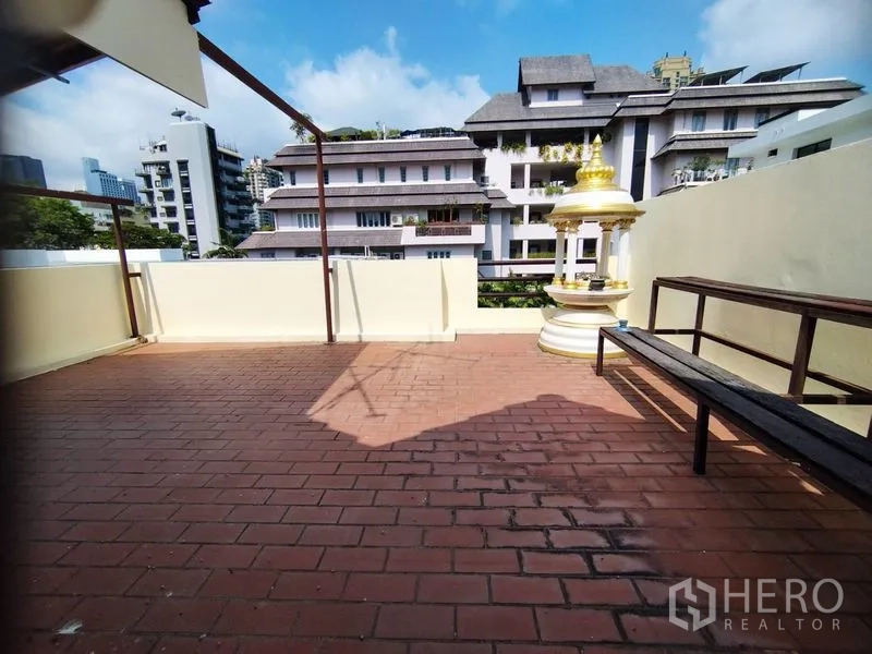 บ้าน ให้เช่าในWatthana, Bangkok - ดาดฟ้ากว้าง พื้นอิฐแดง มีม้านั่ง และวิวชุมชนเมือง