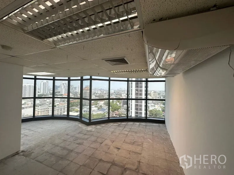 สำนักงาน ให้เช่า - สำนักงานมุมกระจกแบบพาโนรามา เพดานหลุม ไฟฟลูออเรสเซนต์ แอร์แขวน และวิวสกายไลน์กรุงเทพฯ