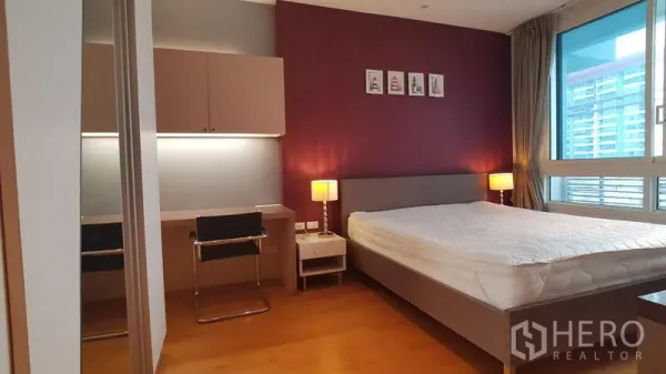 คอนโด ให้เช่าในRatchathewi, Bangkok - ห้องนอนคอนโดย่านราชเทวี เตียงคู่ โคมไฟหัวเตียง โต๊ะทำงานบิวท์อิน และหน้าต่างบานใหญ่