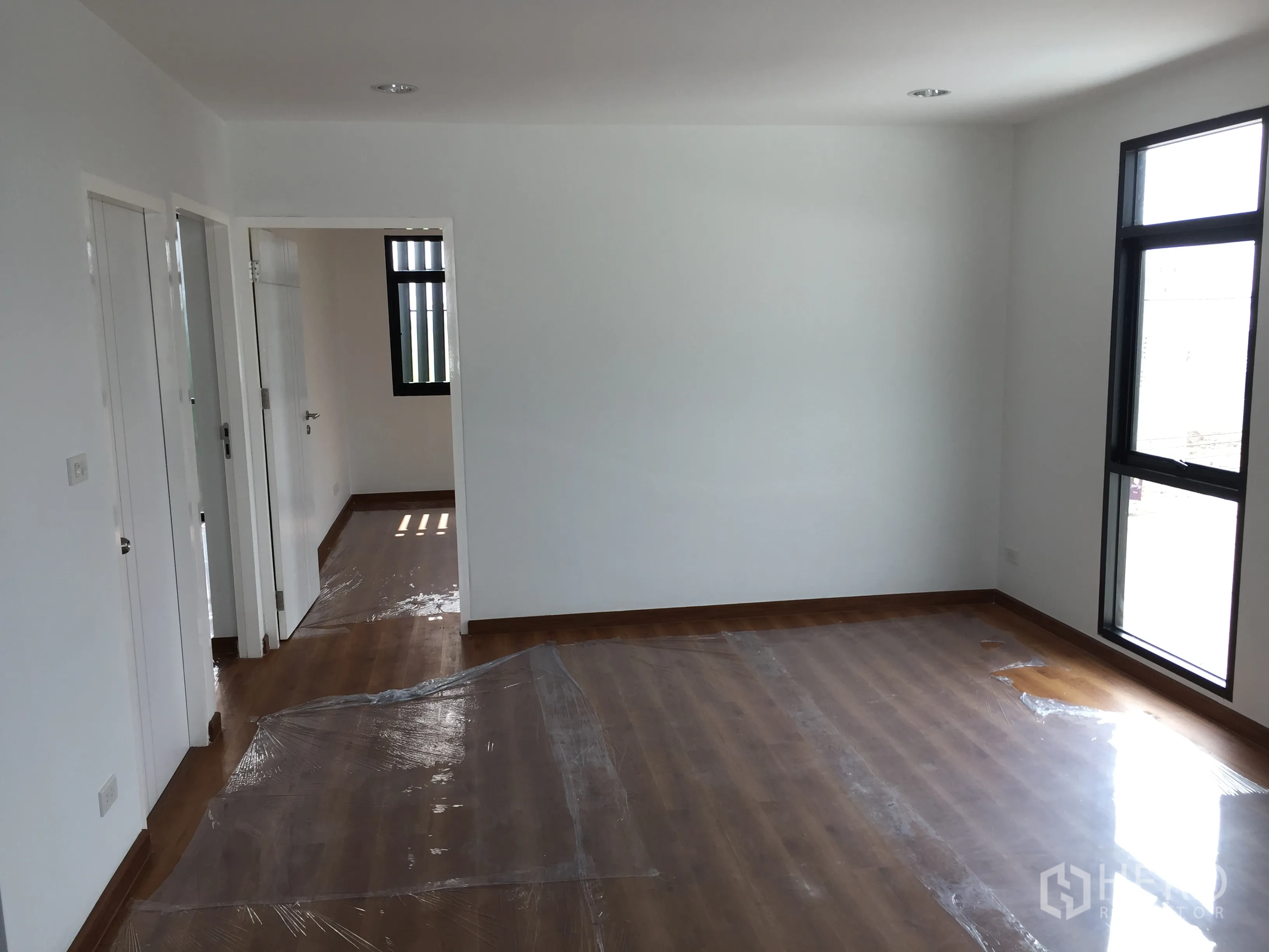 工厂 出售在Lam Luk Ka, Pathum Thani - 二层房间，木纹地板与大窗户