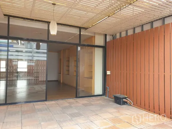 สำนักงาน ให้เช่าในKhlong Toei, Bangkok - ระเบียงกึ่งเอาต์ดอร์ หลังคาระแนงไม้ พร้อมประตูกระจกบานใหญ่เชื่อมเข้าสำนักงาน