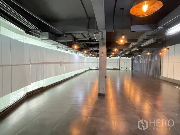 สำนักงาน ให้เช่าในRatchathewi, Bangkok - โถงสำนักงานกว้างสไตล์อินดัสเทรียล มีเสาโครงสร้างและผนังกระจกต่อเนื่องรับแสงธรรมชาติ