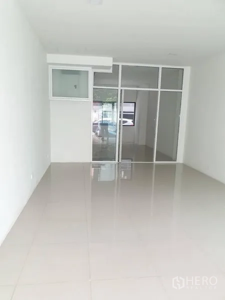 สำนักงานที่บ้าน ให้เช่าในBang Rak, Bangkok - พื้นที่ชั้นล่างโปร่งโล่ง ปูกระเบื้องเงา กั้นห้องด้วยผนังกระจกเต็มสูง