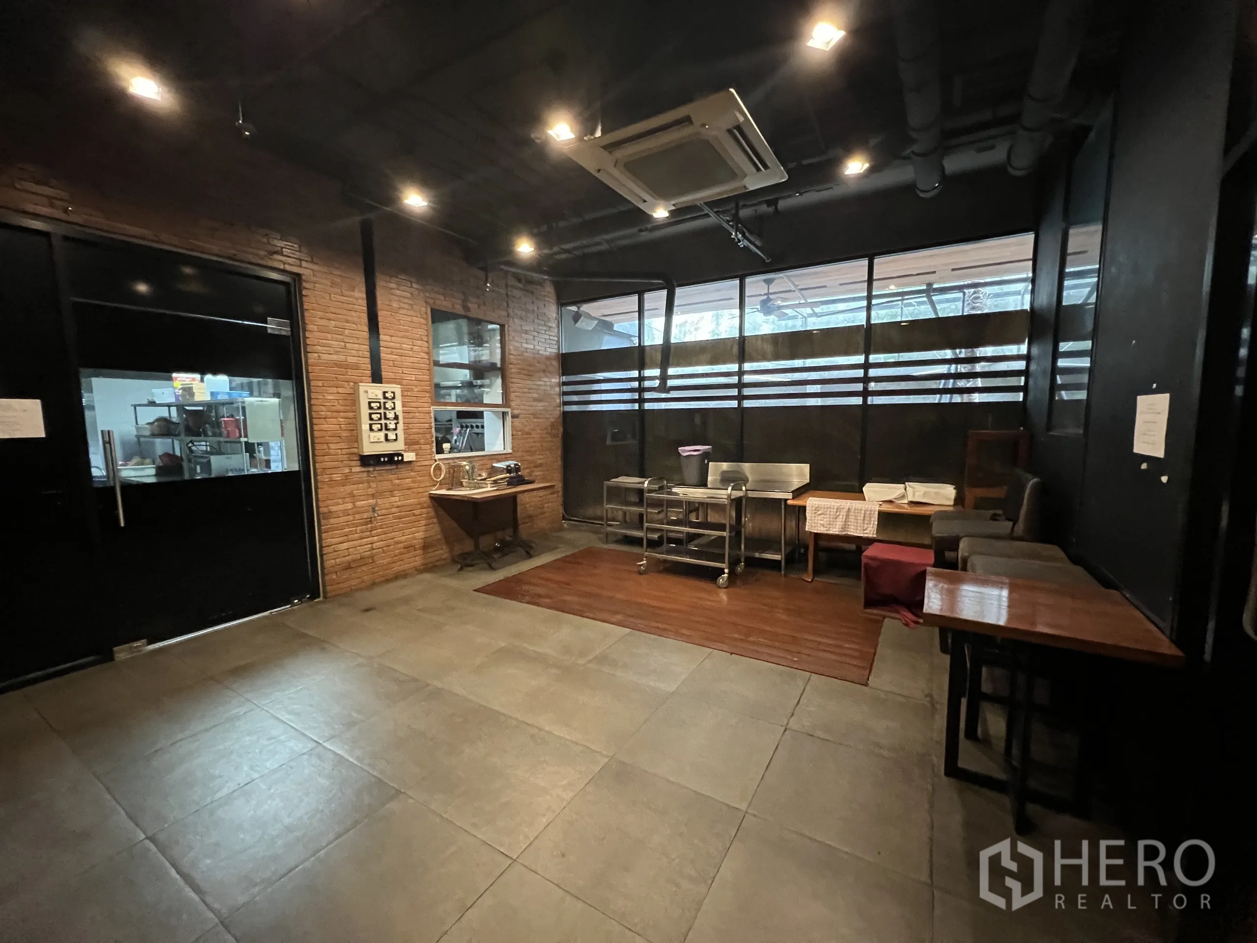 พื้นที่ขายปลีก ให้เช่าในWatthana, Bangkok - ห้องเตรียมอาหารหรือส่วนตัว ผนังอิฐโชว์ พื้นกระเบื้อง และทางเข้าครัว