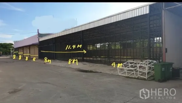 展厅 出租在Bueng Kum, Bangkok - 展厅旁带尺寸标注的钢结构遮棚区，可作装卸或延伸展示。