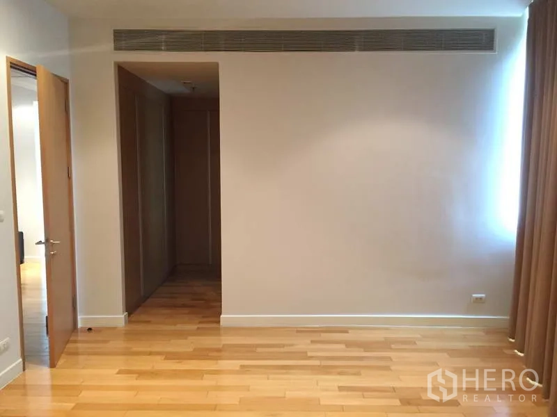 คอนโด ขายในKhlong Toei, Bangkok - ห้องนอนกว้าง พื้นไม้ ตู้เสื้อผ้าบิลท์อิน และผนังโทนกลาง