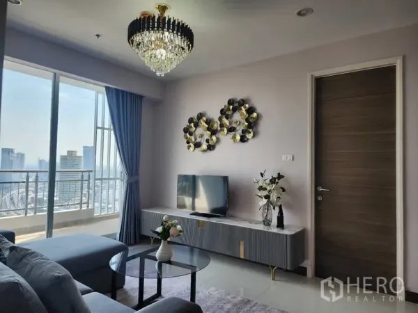 公寓 出租在Yan Nawa, Bangkok - 现代客厅，水晶吊灯、电视柜，落地窗通向观景阳台和城市天际线