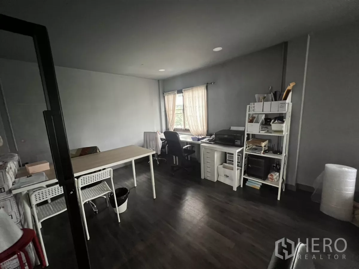 零售空间 出租在Watthana, Bangkok - 办公室配书架与书桌，采光良好。