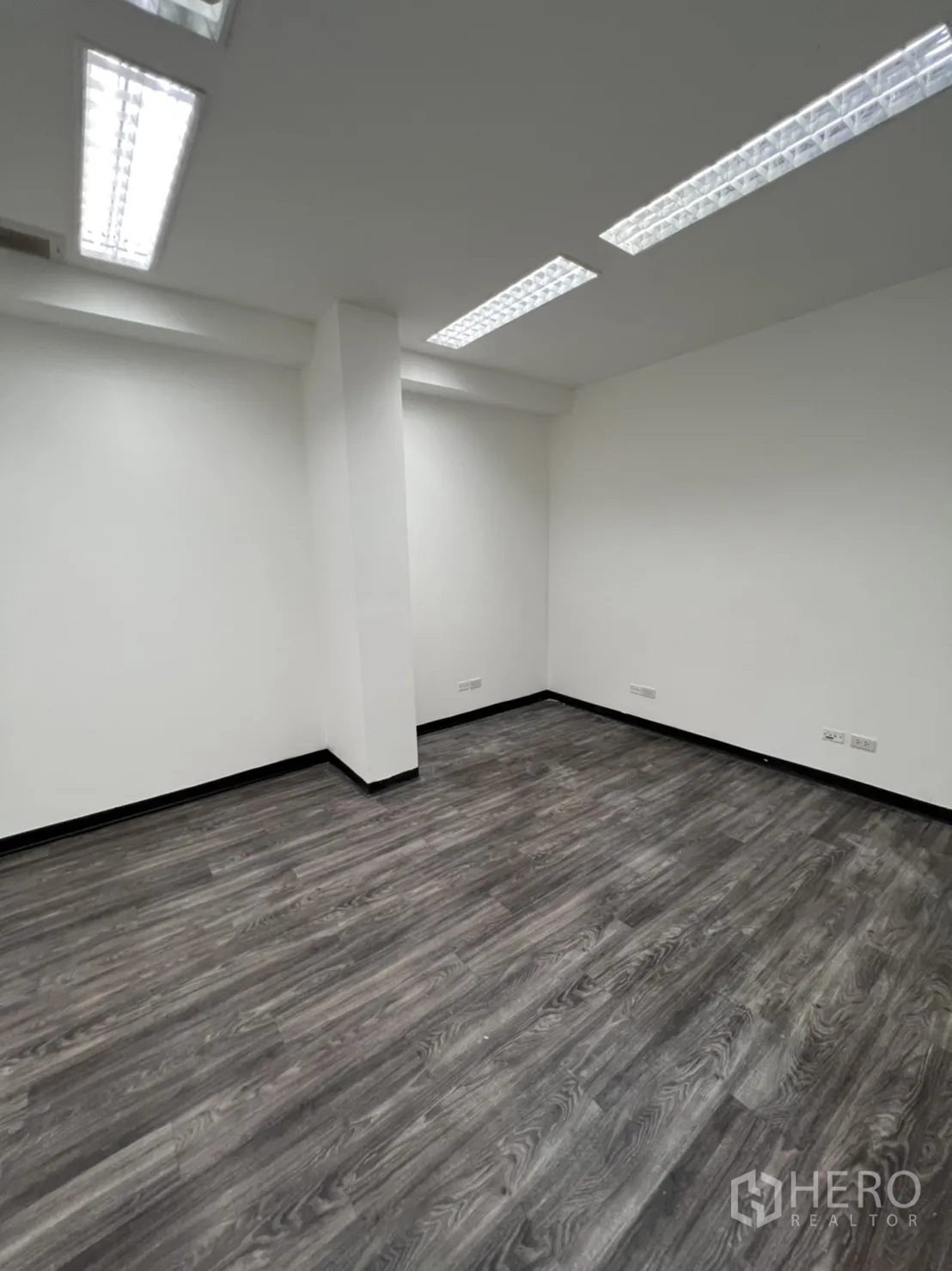 พื้นที่ขายปลีก ให้เช่าในSathon, Bangkok - ห้องทำงานขนาดกะทัดรัด ผนังสีขาว ไฟยาว และพื้นลายไม้