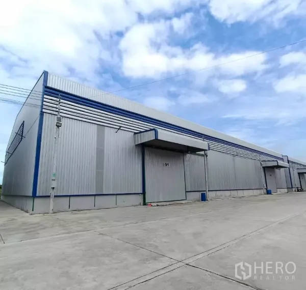 คลังสินค้า ให้เช่าในBang Bon, Bangkok - ภายนอกโกดังผนังเมทัลชีทใหม่ในบางบอน พร้อมชายคาทางโหลดสินค้าและถนนคอนกรีตกว้าง