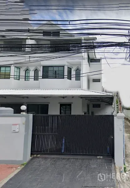 ทาวน์เฮาส์ ให้เช่าในKhlong Toei, Bangkok - ทาวน์เฮาส์สีขาวหลายชั้น พร้อมรั้วบานเลื่อนสีดำและที่จอดรถมีหลังคา ใกล้ BTS นานา เขตคลองเตย กรุงเทพฯ