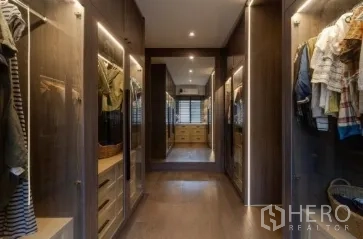 บ้าน ขายในLam Luk Ka, Pathum Thani - วอล์กอินคลอเซ็ตทางเดินยาว ตู้เสื้อผ้าบานกระจกและลิ้นชักบิวท์อิน