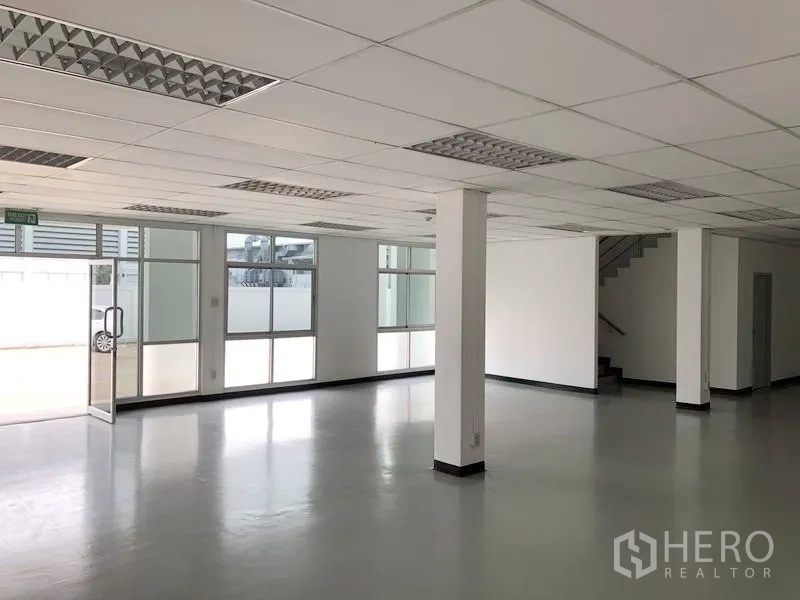 工厂 出租在Bang Pa-in, Phra Nakhon Si Ayutthaya - 一楼办公室大堂，玻璃入口与楼梯