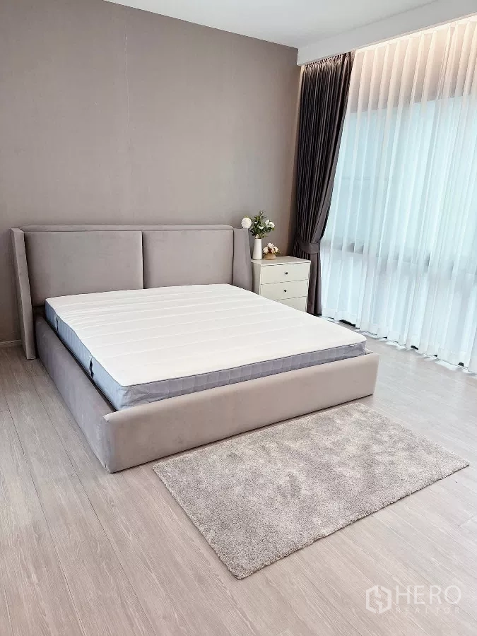 ทาวน์เฮาส์ ให้เช่าหรือขายในLat Phrao, Bangkok - เตียงบุนวมและพรมในห้องมาสเตอร์