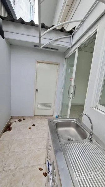 Shophouse for rent - Semi-outdoor service yard with sink and roof cover leading to restroom door