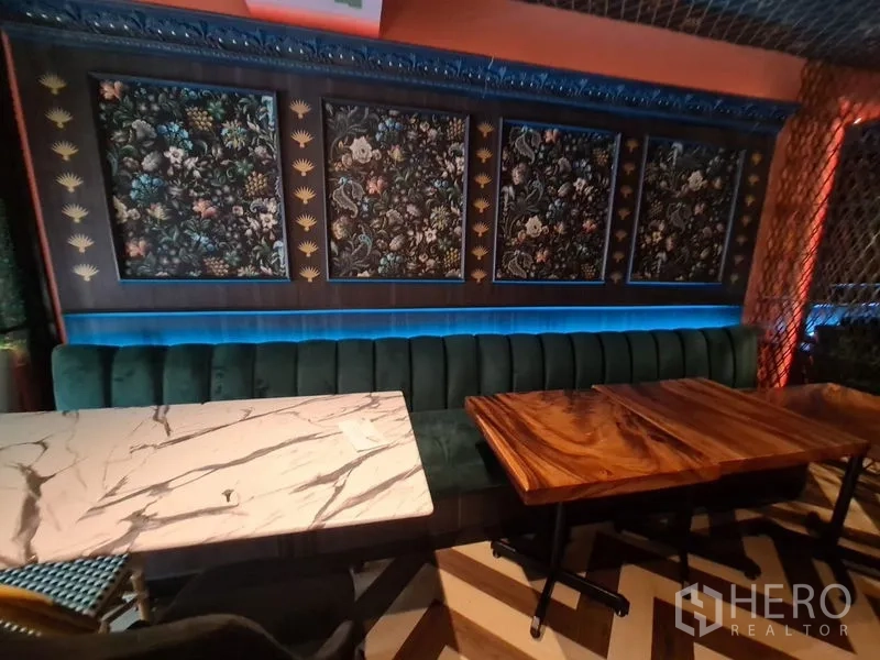 零售空间 出租在Bang Rak, Bangkok - 花卉裝饰面板搭配LED背光，旁设大理石与木质餐桌。