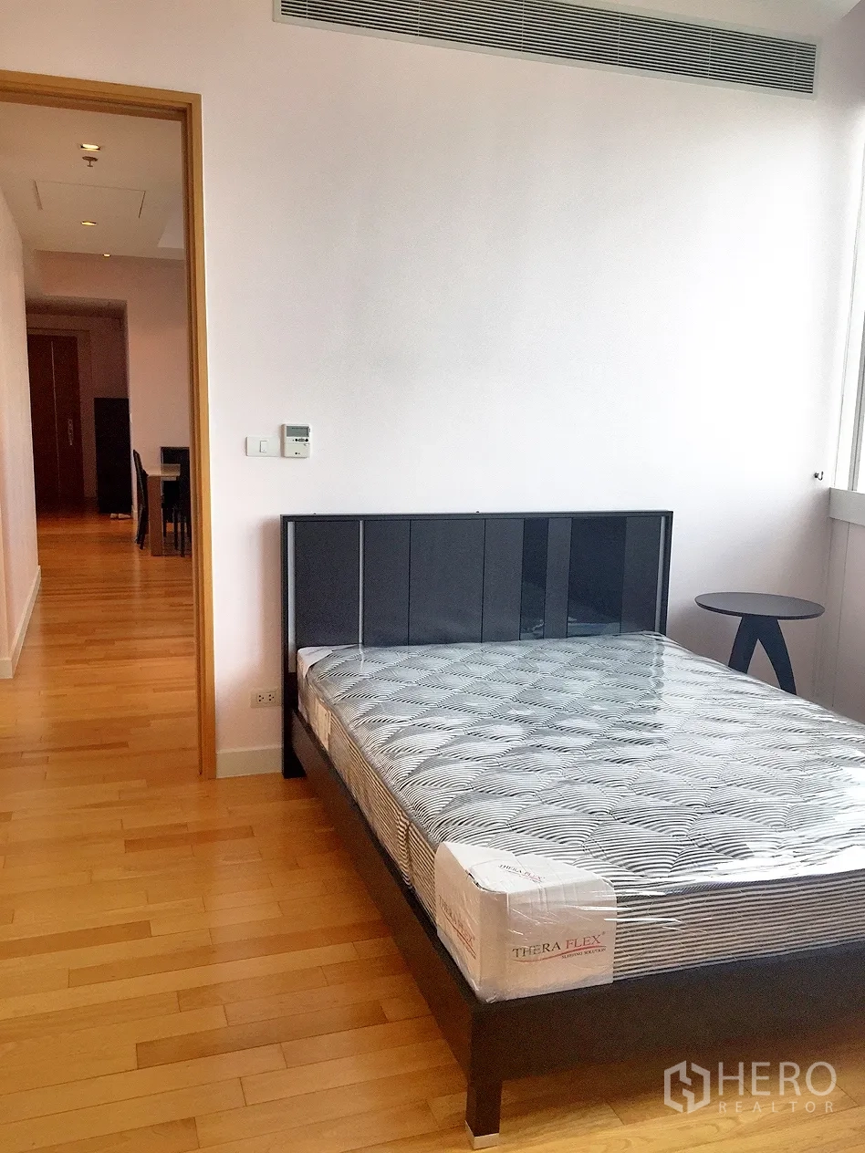 คอนโด ให้เช่าในKhlong Toei, Bangkok - ห้องนอนสว่าง พื้นไม้ เตียงดีไซน์โมเดิร์น และหน้าต่างบานใหญ่
