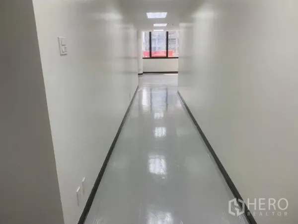 办公空间 出租在Bang Rak, Bangkok - 干净的走廊通向采光充足的开放式办公室。