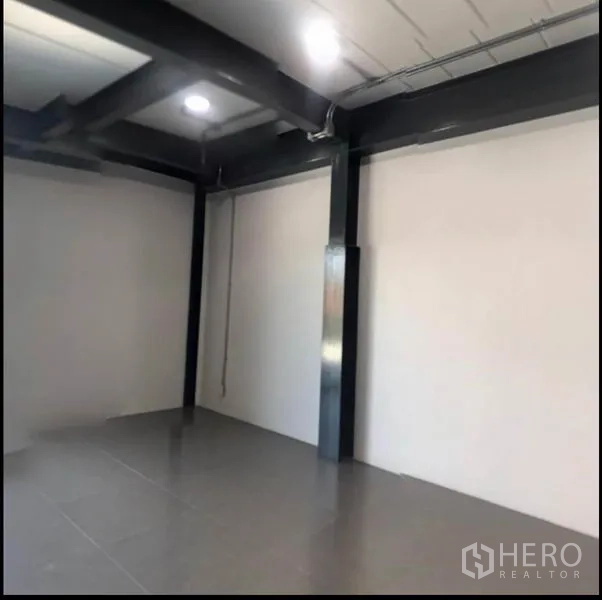 Office Space for rent in Wang Thonglang, Bangkok - Corner office area with steel columns, smooth tile flooring and ceiling lights.