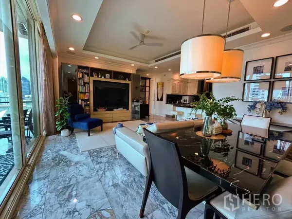 คอนโด ขายในWatthana, Bangkok - พื้นที่นั่งเล่น–รับประทานอาหารแบบเปิดโล่ง พื้นหินอ่อน ผนังทีวีบิวท์อิน และประตูกระจกสไลด์ออกระเบียง