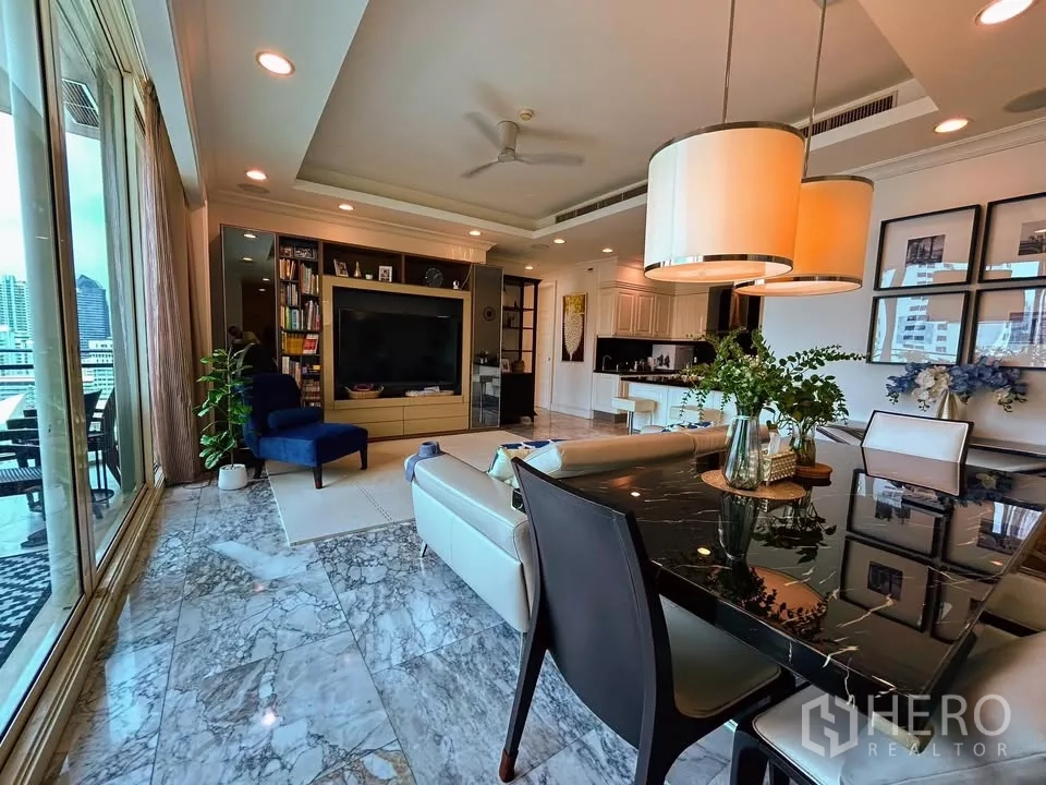คอนโด ขายในWatthana, Bangkok - พื้นที่นั่งเล่น–รับประทานอาหารแบบเปิดโล่ง พื้นหินอ่อน ผนังทีวีบิวท์อิน และประตูกระจกสไลด์ออกระเบียง