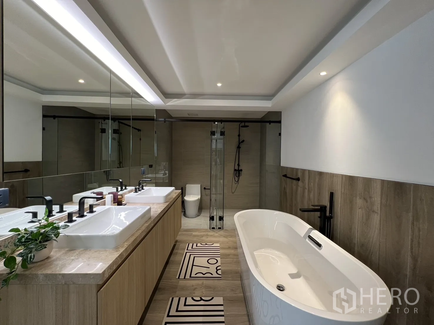 Townhouse for sale in Watthana, Bangkok - Minimalist staircase to the upper floor illuminated by a skylight.