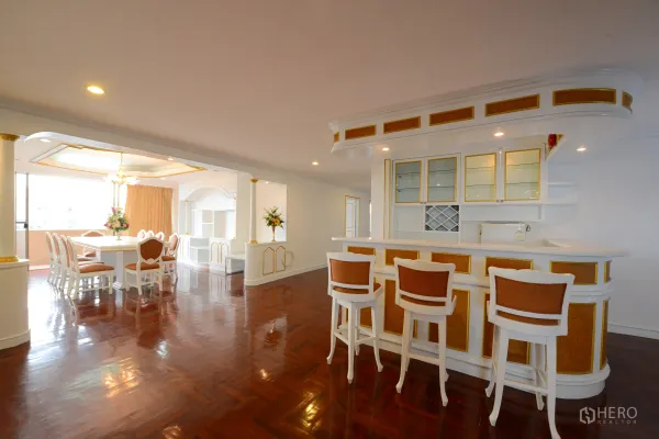 公寓 出租或出售在Watthana, Bangkok - 开放式餐厅与吧台，白金装饰柜，亮面木地板与吊顶照明