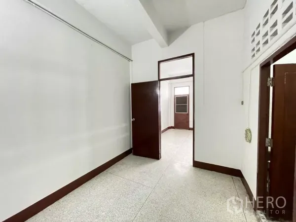 带办公室的家 出租在Din Daeng, Bangkok - 小型房间，水磨石地面与木门，可作卧室或办公。