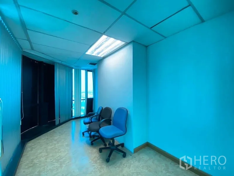 办公空间 出租 - 小型等候或休闲区，旋转椅靠近转角落地窗。