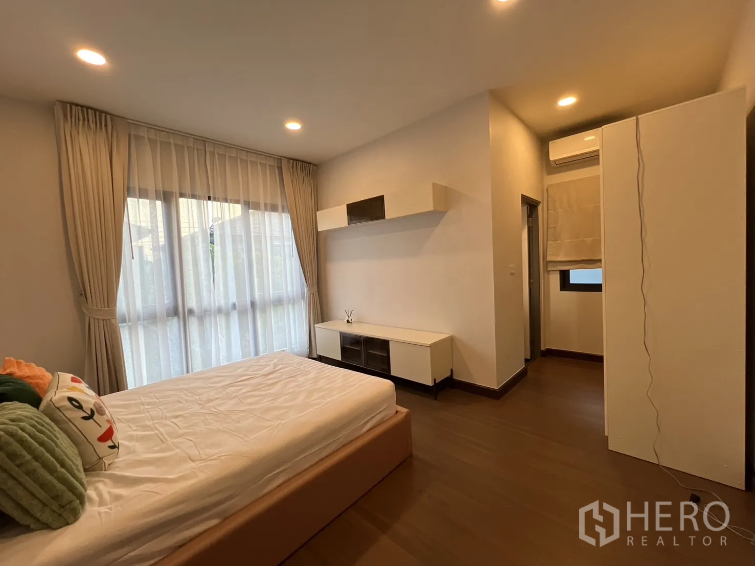 Detached House for rent or sale in Bang Phli, Samut Prakan - Guest bedroom with window wall and long media console.