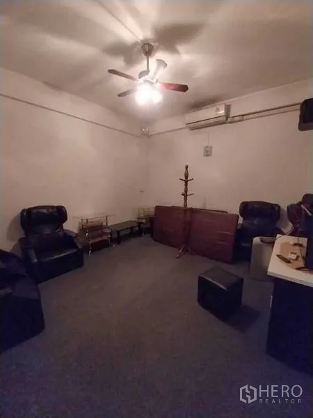 店屋 出租在Khlong Toei, Bangkok - 私密休息室，躺椅、吊扇与空调。