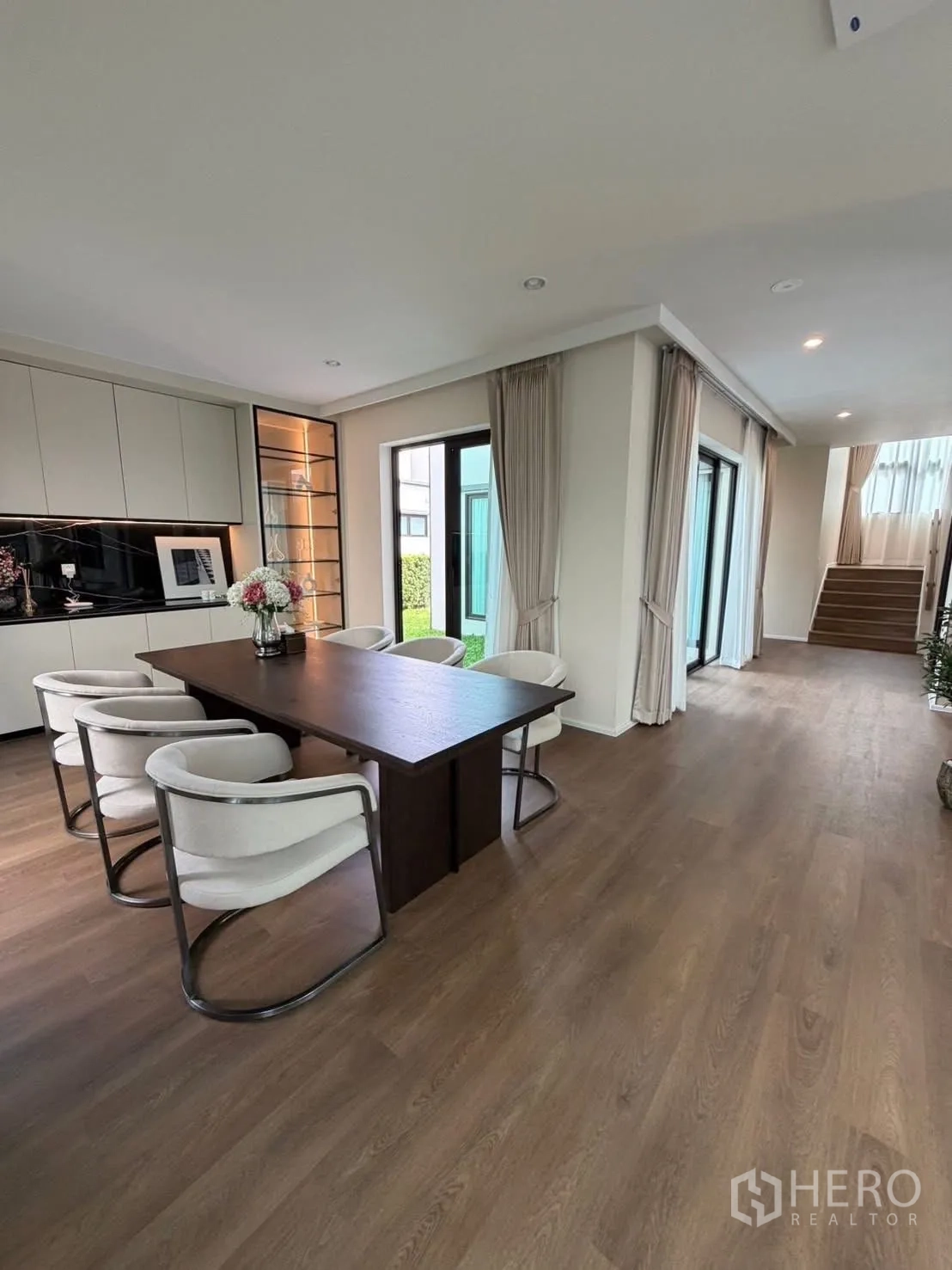 Detached House for rent in Bang Phli, Samut Prakan - Open-plan dining and pantry with sliding doors to the garden and a corridor to stairs.