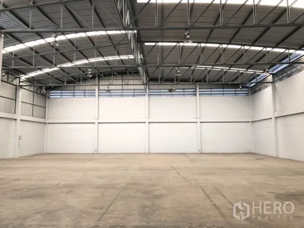 工厂 出租在Pathum Thani - 宽阔厂房空间，高钢结构屋架与天窗，抛光混凝土地面。