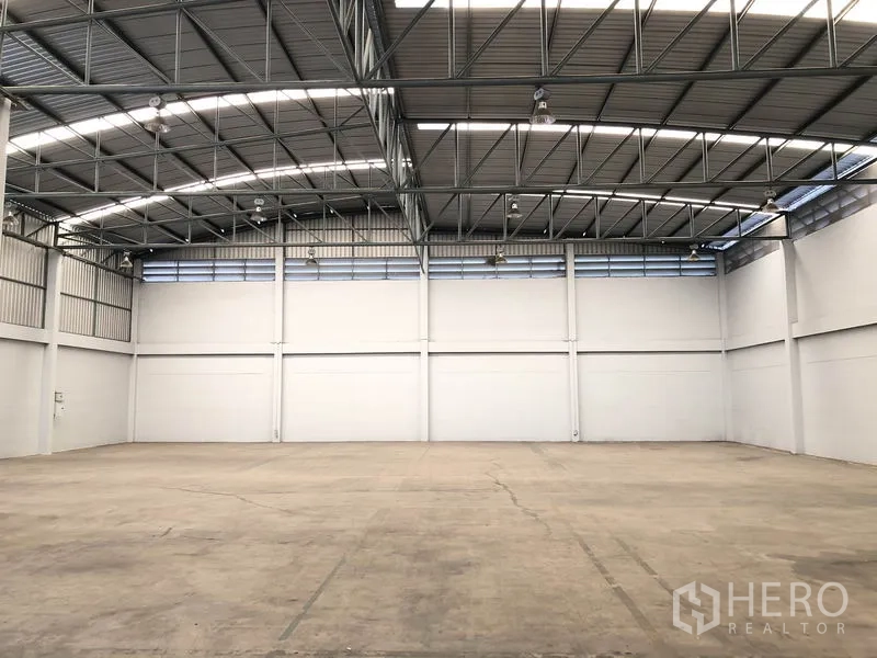工厂 出租在Pathum Thani - 宽阔厂房空间，高钢结构屋架与天窗，抛光混凝土地面。