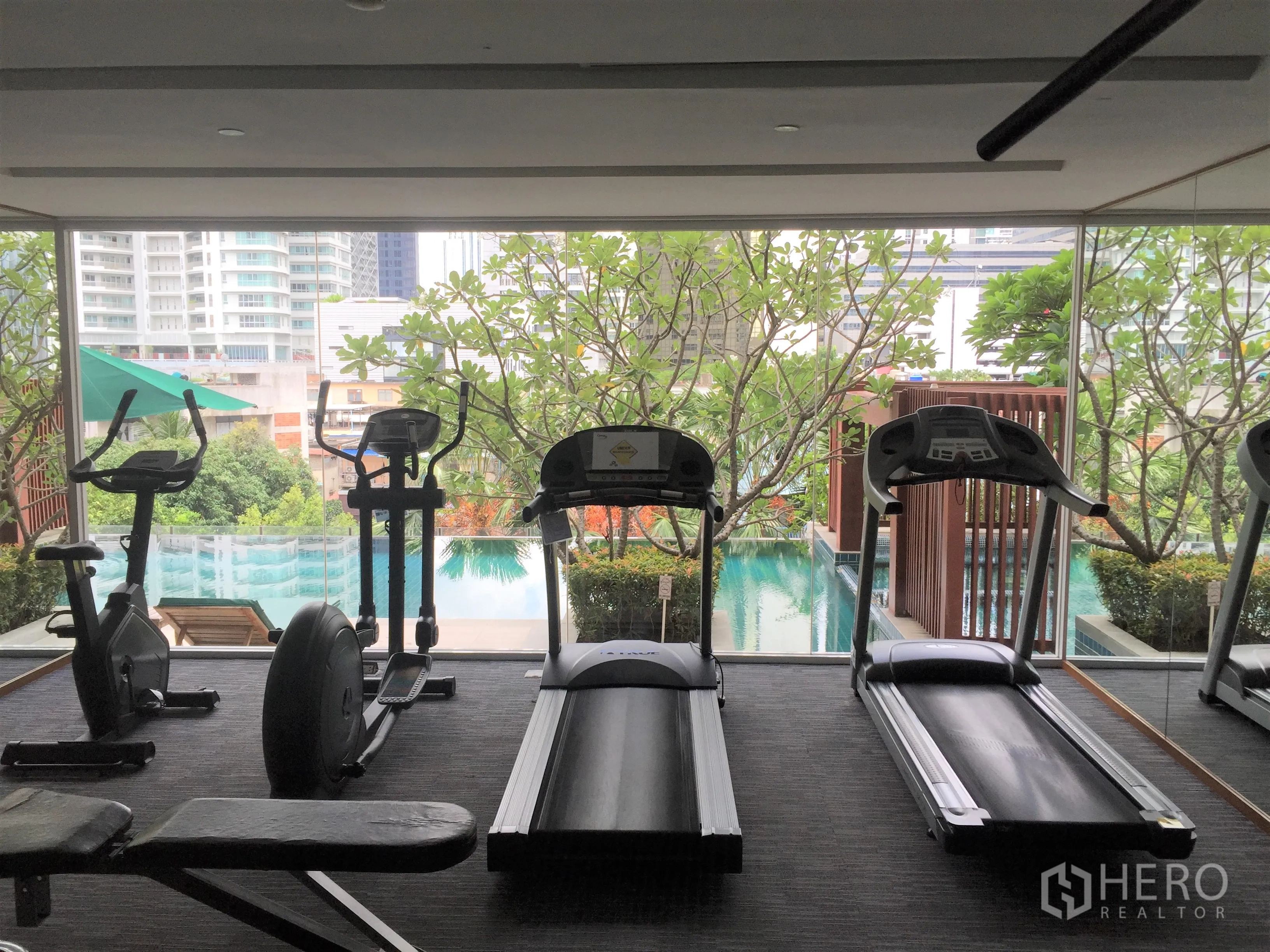 คอนโด ให้เช่าหรือขายในWatthana, Bangkok - ห้องฟิตเนสพร้อมลู่วิ่ง มองเห็นสระว่ายน้ำแต่งสวนและวิวสกายไลน์