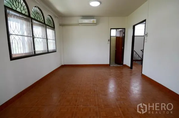 สำนักงานที่บ้าน ให้เช่าในLat Phrao, Bangkok - ห้องชั้นบนสว่าง มีหน้าต่างโค้งเหล็กดัด เครื่องปรับอากาศ และพื้นกระเบื้อง