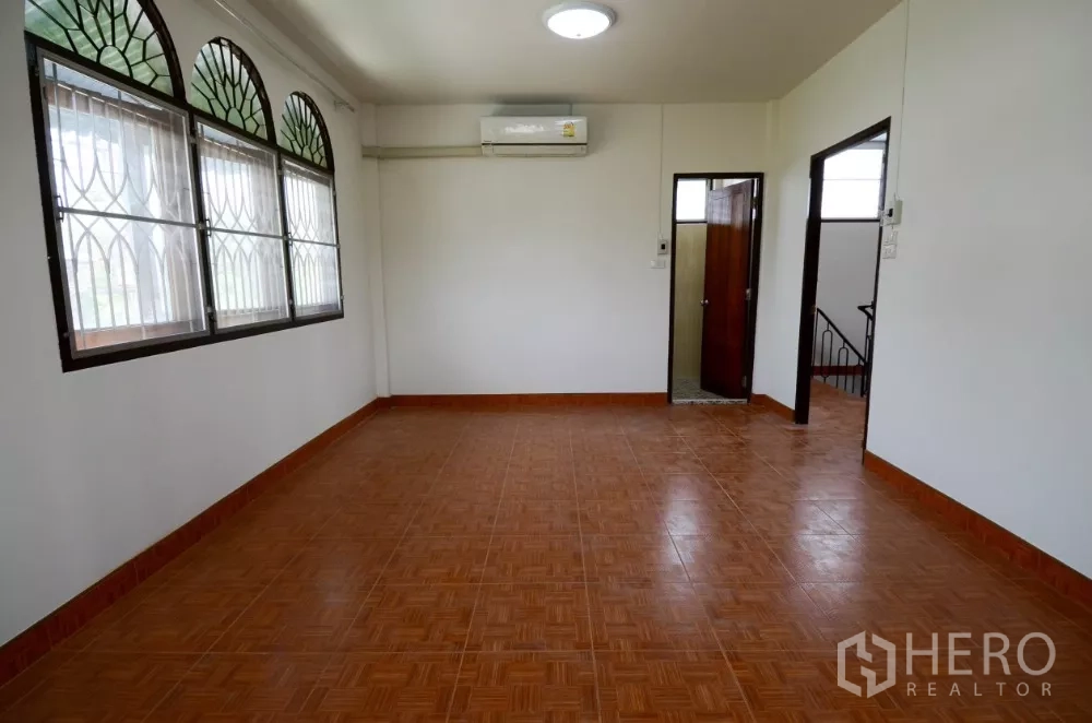 สำนักงานที่บ้าน ให้เช่าในLat Phrao, Bangkok - ห้องชั้นบนสว่าง มีหน้าต่างโค้งเหล็กดัด เครื่องปรับอากาศ และพื้นกระเบื้อง