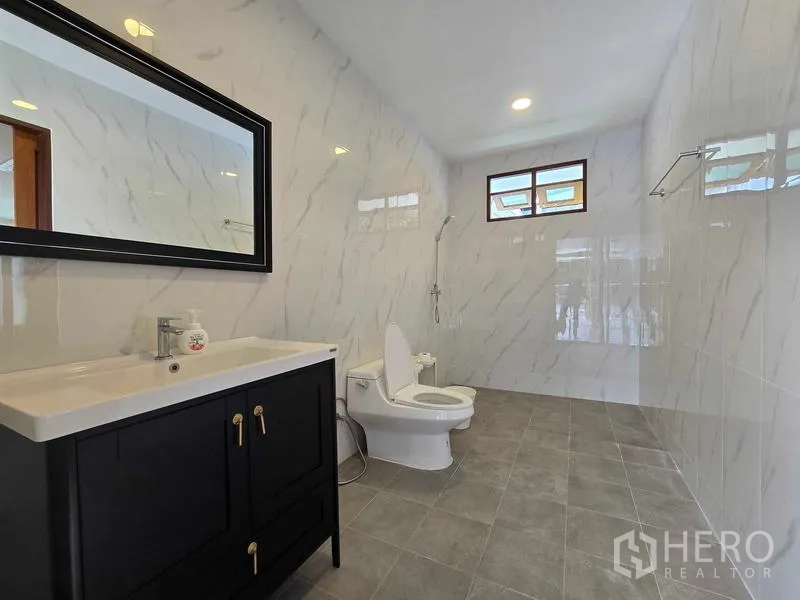 สำนักงานที่บ้าน ให้เช่า - ห้องน้ำสมัยใหม่ ผนังลายหินอ่อน ตู้ล้างหน้าสีดำ และพื้นที่อาบน้ำแบบวอล์กอิน