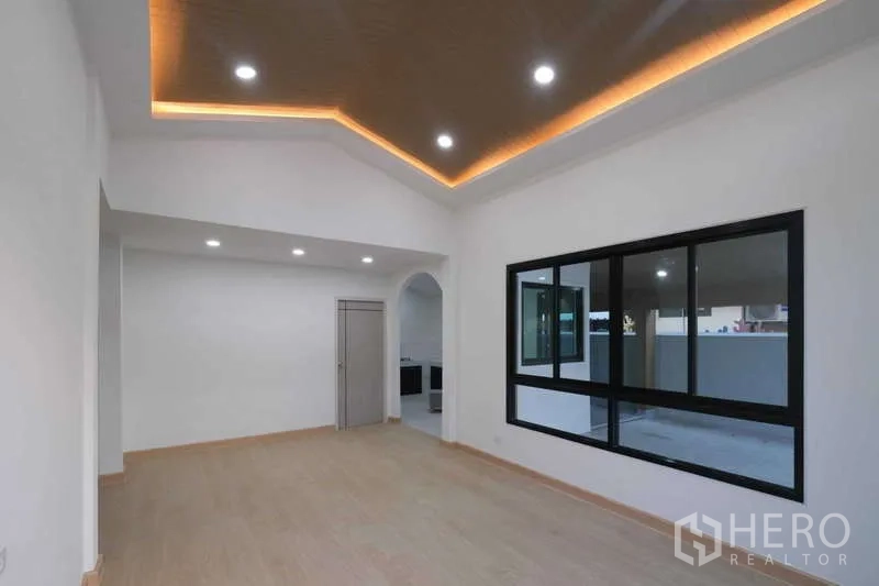 独立式住宅 出售在Bueng Kum, Bangkok - 开放式起居区，特色吊顶灯光，大转角窗与通往厨房的拱门