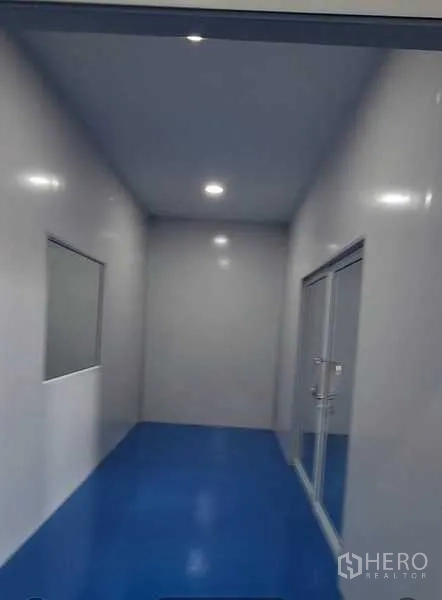工厂 出租在Lam Luk Ka, Pathum Thani - 小前厅带观察窗与双扇玻璃门，蓝色环氧地坪。