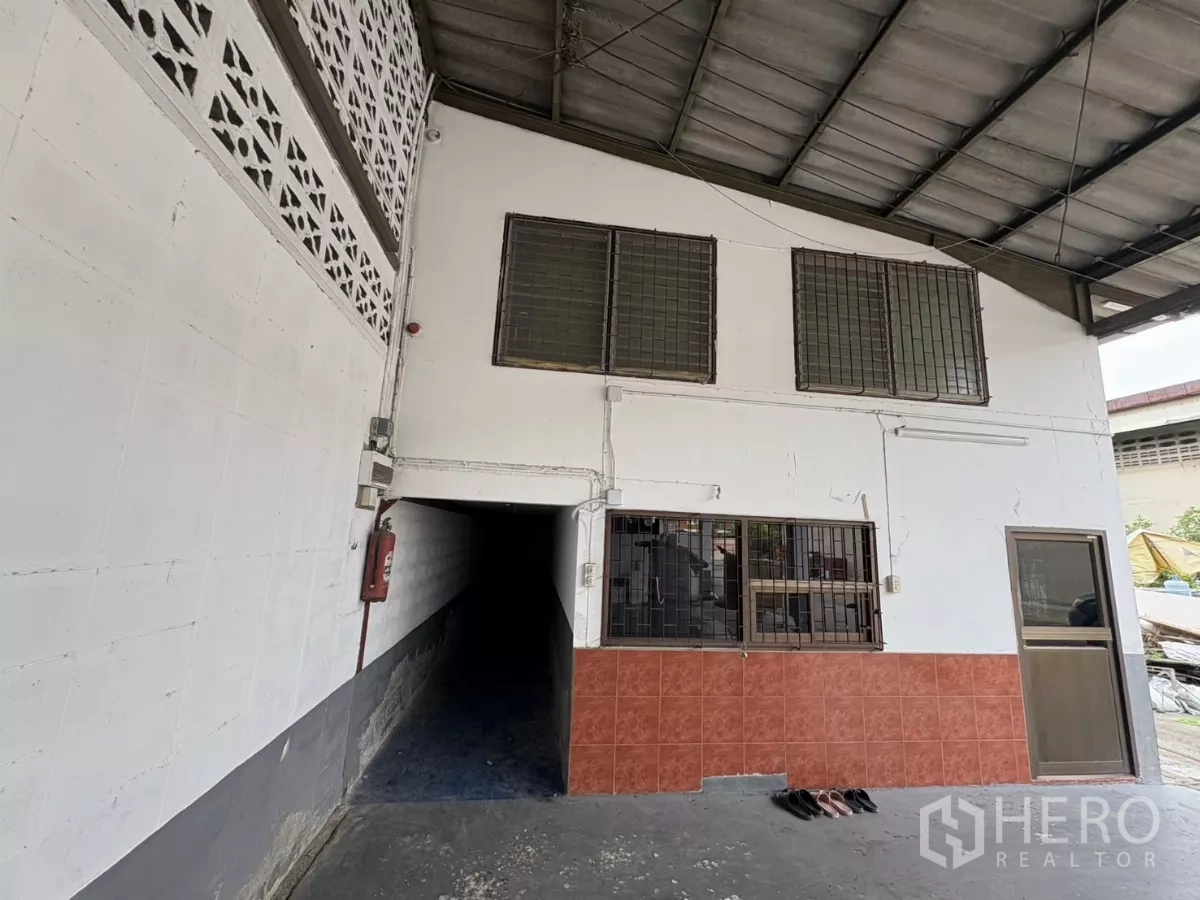 คลังสินค้า ให้เช่าในMueang Samut Prakan, Samut Prakan - อาคารสำนักงานชั้นล่าง หน้าต่างลูกกรง และทางเดินด้านข้าง ใต้หลังคา
