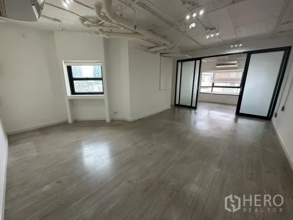 办公空间 出租在Pathum Wan, Bangkok - 开放式办公空间，木纹地板、轨道灯，侧窗引入充足采光。