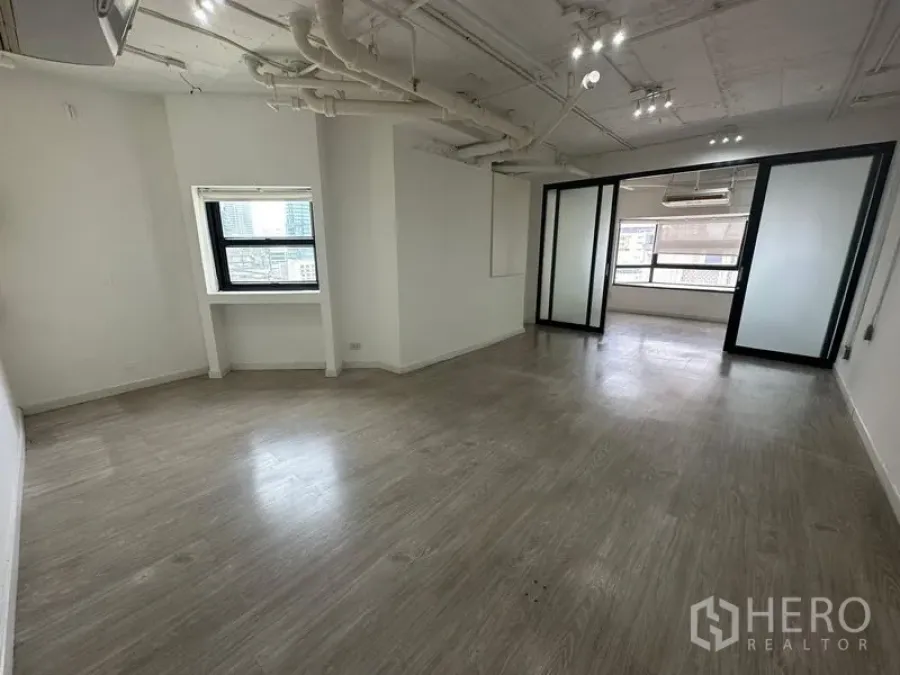 办公空间 出租在Pathum Wan, Bangkok - 开放式办公空间，木纹地板、轨道灯，侧窗引入充足采光。