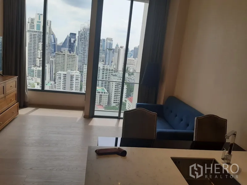 คอนโด ให้เช่าหรือขายในWatthana, Bangkok - ห้องนั่งเล่นสว่างพร้อมหน้าต่างสูงจรดเพดานและวิวสกายไลน์ที่คอนโด The Esse